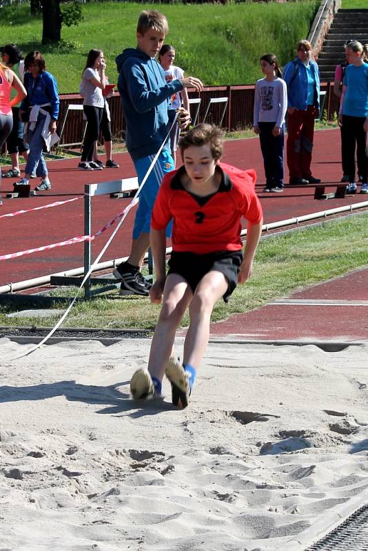 Žáci základních škol se na atletickém stadionu utkali v okresní sportovní soutěži Pohár rozhlasu.