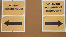 Také na Kroměřížsku začaly v pátek 20. října volby do Poslanecké sněmovny. Na snímku volební místnost v Chropyni, kde letos radnice zároveň s volbami vypsala také místní referendum kvůli těžbě štěrkopísku.