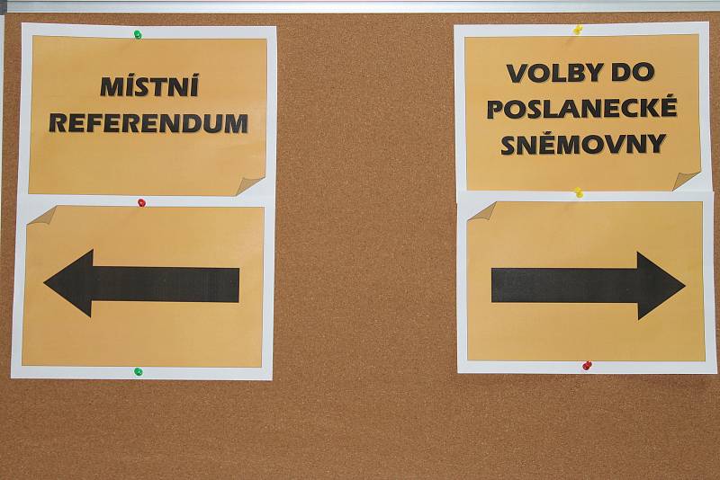 Také na Kroměřížsku začaly v pátek 20. října volby do Poslanecké sněmovny. Na snímku volební místnost v Chropyni, kde letos radnice zároveň s volbami vypsala také místní referendum kvůli těžbě štěrkopísku.