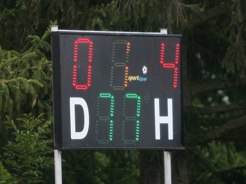 Fotbalisté Zborovic B (v červeném) ovládli 1. kolo III. třídy OFS Kroměříž v Bezměrově, kde porazili domácí 4:0.