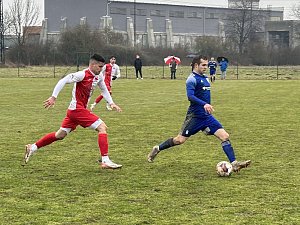 Fotbalisté Kroměříže (červenobílé dresy) v přípravném utkání porazili Uničov 3:1.