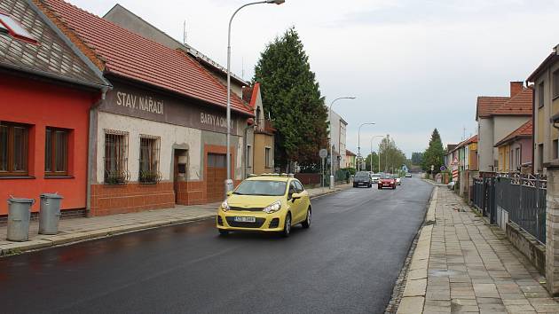 Dlouho očekávaná oprava Stoličkovy ulice je konečně u konce. Na pohodlný průjezd si řidiči museli počkat téměř rok.