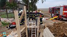 Při cvičení hasiči v Morkovicích vyprošťovali „zasypané" dělníky