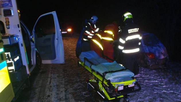 Dopravní nehodu osobního auta museli ve čtvrtek 21.1. brzy ráno řešit hasiči, policisté a záchranáři u Jarohněvic.