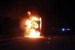 K požáru kamionu na dálnici D55 u Hulína ve směru na Otrokovice vyjížděli hasiči v pátek po desáté hodině.