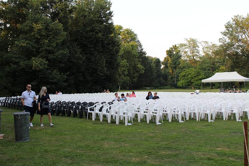 Podzámecká zahrada  posloužila jako kulisa při dalším hudebním vystoupení z cyklu Kultura pod hvězdami.