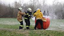 V sobotu večer získali hasiči nad požárem v chemičce v Chropyni převahu.