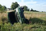 Při nehodě v chropyňské místní části Plešovec čtyřiadvacetiletý řidič Volkswagenu Golf v levotočivé zatáčce najel pravými koly do příkopu, dostal smyk