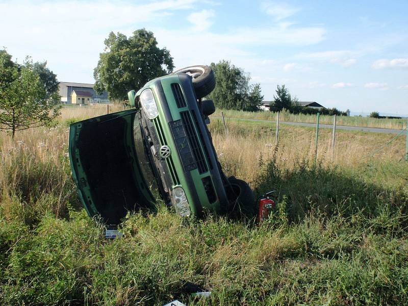 Při nehodě v chropyňské místní části Plešovec čtyřiadvacetiletý řidič Volkswagenu Golf v levotočivé zatáčce najel pravými koly do příkopu, dostal smyk