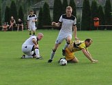 na kolenou se ocitli fotbalisté Břestu (ve žlutém), když po vyhrané první půli si ve druhé nechali od Pravčic nasázet tři góly a padli.