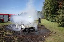 Vyrazili hasit hořící les, popelem však lehla Škoda Fabia odstavená na louce