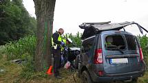 K tragické dopravní nehodě došlo před šestou hodinou ranní mezi obcemi Srnov a Dřínov. Zemřela při ní šestatřicetiletá řidička osobního auta značky Dacia Logan, která narazila do stromu.