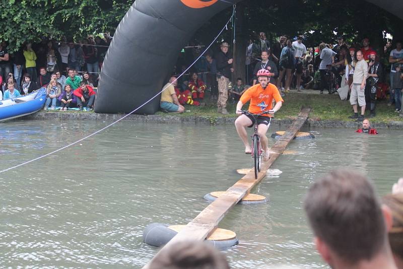 V areálu Holešovského zámku se o víkendu odehrál už čtvrtý ročník Holešovské regaty. Letos poprvé jakou dvoudenní festival. Kromě hudebních hvězd, nechyběla ani netradiční plavidla, přejezd vodní lávky na kole a spousta atrakcí pro děti.