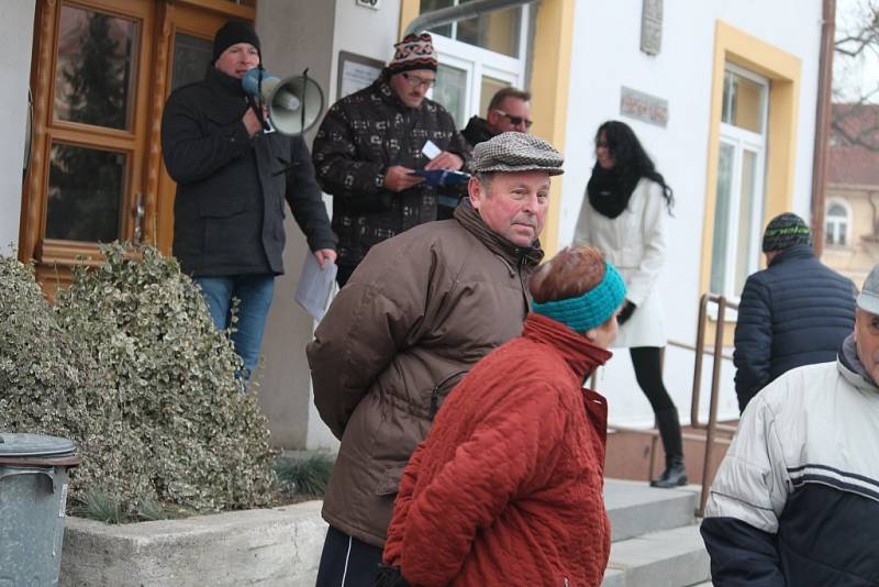 Obyvatelé Chropyně ve středu 18.1. protestovali před tamní radnicí proti situaci kolem hazardu ve městě a nové herně na tamním sídlišti.