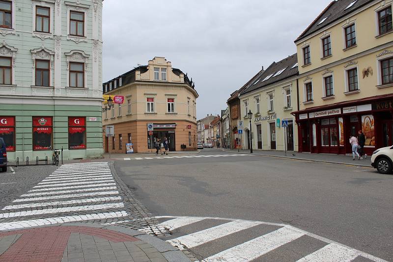 Masarykovo náměstí v Kroměříži. Chodci se zde necítí dobře.