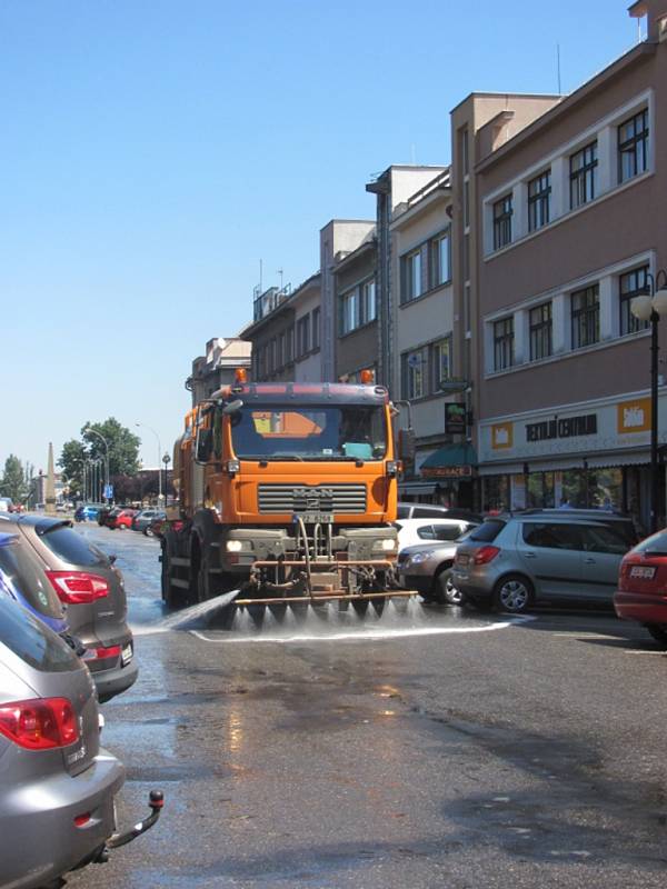 Kropící vůz Kroměřížských technických služeb zavlažuje ulice města Kroměříž. Práší se tak méně.