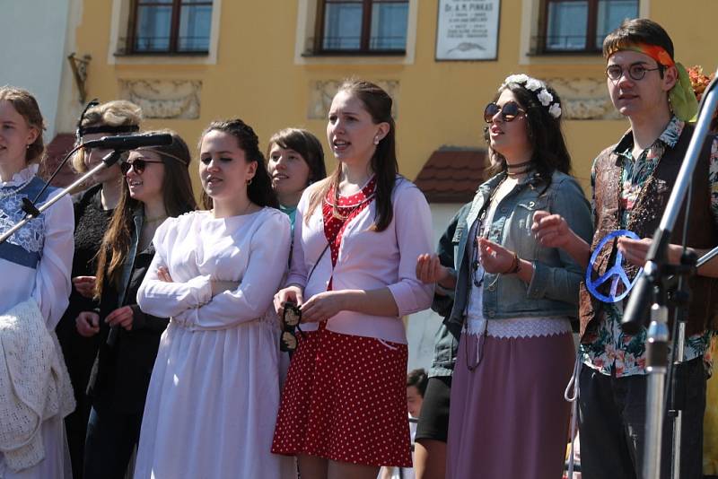 Průvod studentského Majálesu začal v pátek na kroměřížském Hanáckém náměstí a pokračoval na Velké náměstí, kde se představily jednotlivé střední školy. 