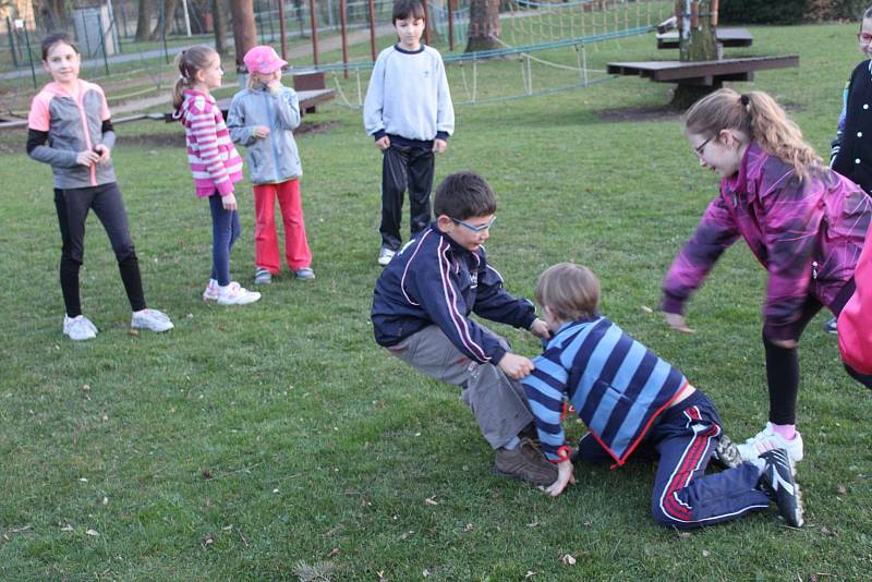 Třicet dětí z Bystřice i okolí si v rámci Noci s Andersenem užilo kromě četby také bohatý program. Nechyběly ani venkovní aktivity, které se s večeří u ohniště protáhly až do tmy.