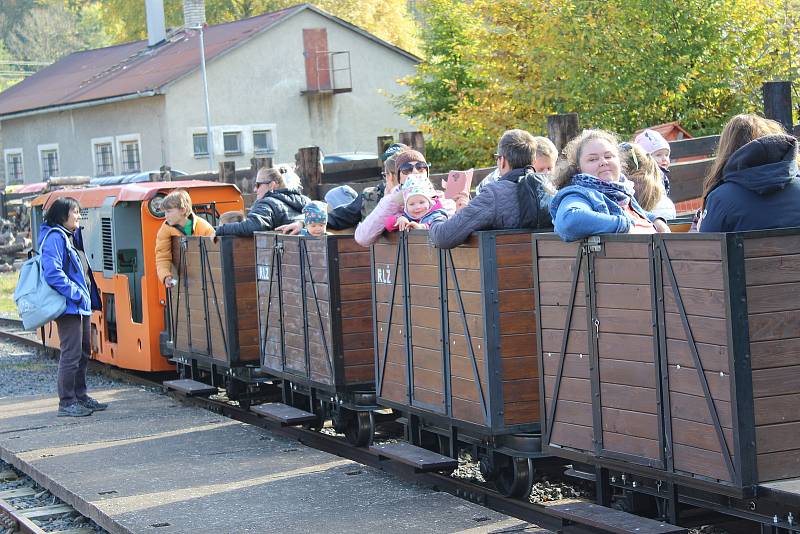 Podzimní poježdění na unikátní Rajnochovické lesní železnici opět přilákalo stovky lidí, 17.-18. 10. 2021