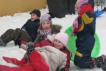 Sněhových hrátek si v pátek 16. ledna 2010 užívali s velkou chutí školáci z kroměřížské základní školy Zámoraví. Na školní zahradě mají totiž ze sněhu vlastní bobařskou dráhu.