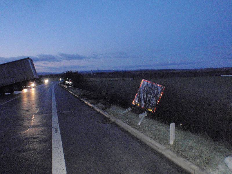 Na náledí, které v pondělí ráno pokrývalo také silnice na Kroměřížsku, havarovali u nadjezdu nedaleko Břestu dva kamiony. V době likvidačních prací pak na nadjezdu boural také řidič dodávky. Všechny nehody se však obešly bez zranění.