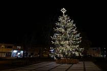Vánoční strom na náměstí v Hulíně; listopad 2023