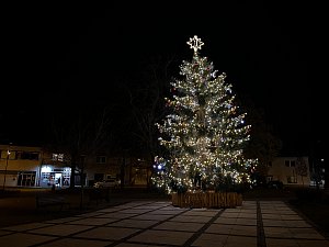 Vánoční strom na náměstí v Hulíně; listopad 2023