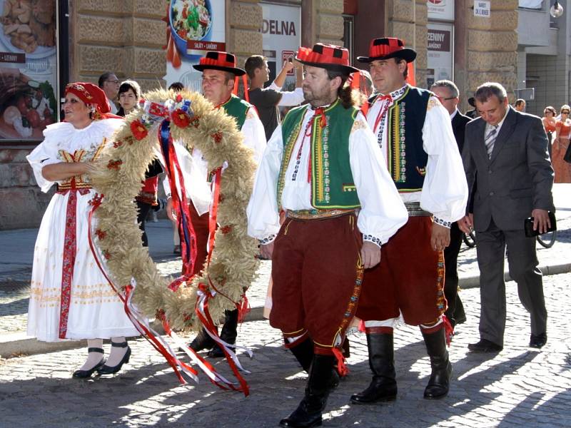 Nultý ročník slavnosti Dožínek se konal v neděli v Holešově. Program začal průvodem města, pokračoval mší svatou v chrámu Nanebevzetí Panny Marie. Odpoledne následoval kulturní program ve Smetanových sadech.