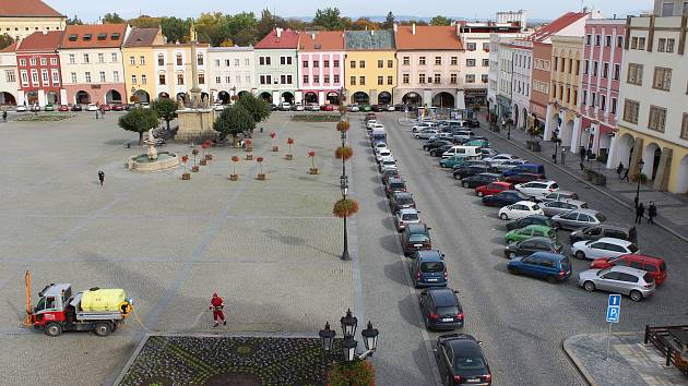 V centru Kroměříže je parkování často téměř nemožné. To by však měl v budoucnu vyřešit nový parkovací dům.