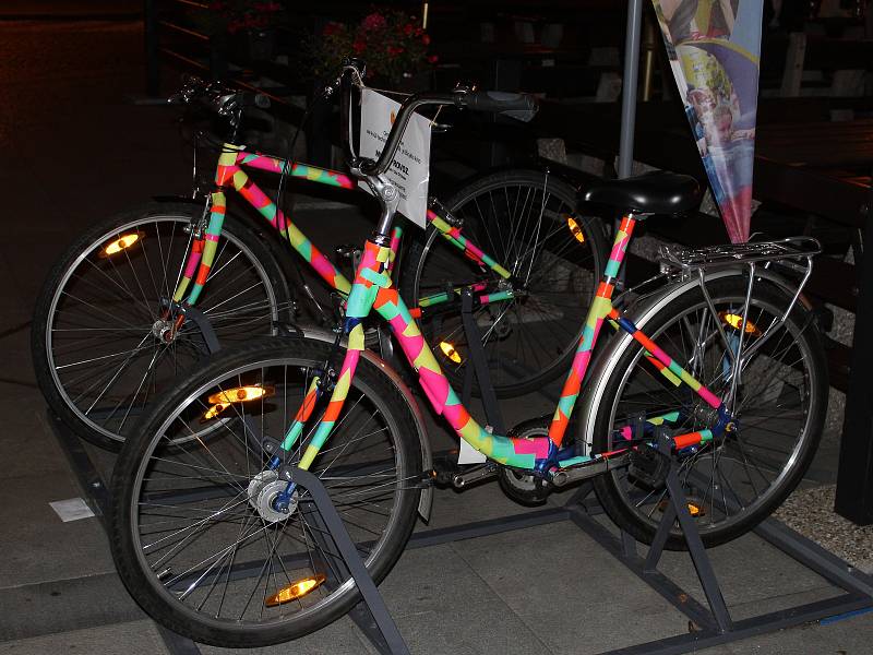 Nová atrakce kroměřížské radnice vydržela v provozu necelé tři týdny. Zatímco bicykl, který spouští zvuk stále funguje, kolo spouštějící promítání čeká na opravu.