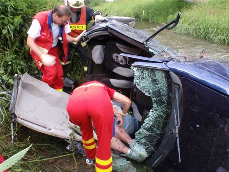 Auto přeletělo přes potok, řidiče museli vystříhat hasiči