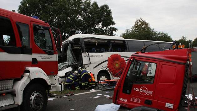 Dopravní nehoda autobusu, kamionu a auta v blízkosti křižovatky u Střílek, pondělí 15. srpna.