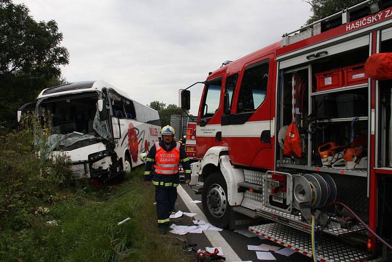 Dopravní nehoda autobusu, kamionu a auta v blízkosti křižovatky u Střílek, pondělí 15. srpna.