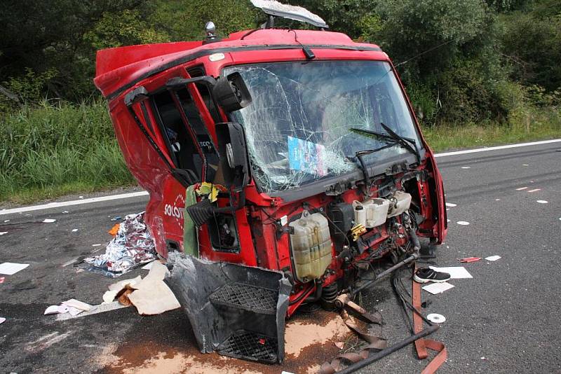 Dopravní nehoda autobusu, kamionu a auta v blízkosti křižovatky u Střílek, pondělí 15. srpna.