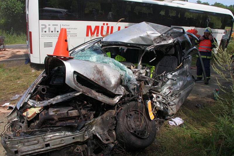 Dopravní nehoda autobusu, kamionu a auta v blízkosti křižovatky u Střílek, pondělí 15. srpna.