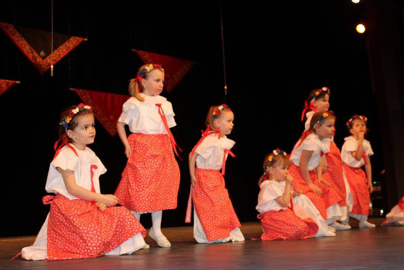 Jaro přivítaly děti v Kroměříži tancem. V Domě kultury se konala tradiční přehlídka hanáckých folklorních souborů.