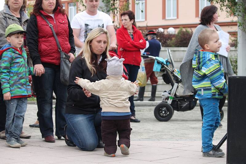 Spoustu krojovaných vystoupení a jiných tradic si mohli v sobotu 23.4. užít lidé v Kroměříži při akci nazvané Hanácký den, která se konala na tamním Hanáckém náměstí.