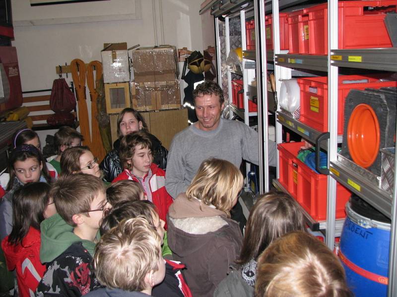 V pátek 13. února se otevřely všechny brány profesionálních jednotek hasičů Zlínského kraje. Návštěvníci mohli vidět veškerou techniku zbrojnice a preventivní prvky ochrany obyvatel kupříkladu i na stanici v Kroměříži. Mezi prvními návštěvníky byli školác
