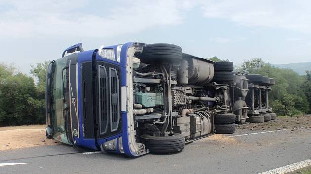 Nehodu kamionu s obilím musela ve čtvrtek 10. srpna odpoledne mezi Bystřicí pod Hostýnem a Loukovem řešit policie společně s hasiči.