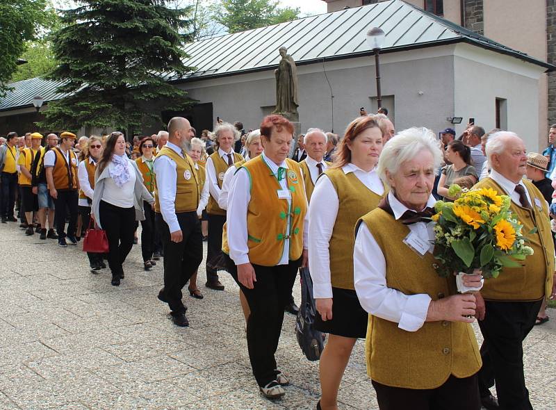 Včelaři se na Hostýně, při své 19. národní pouti, symbolicky loučili s arcibiskupem Janem Graubnerem. Ten pozval věřící na velehradskou pouť v krojích