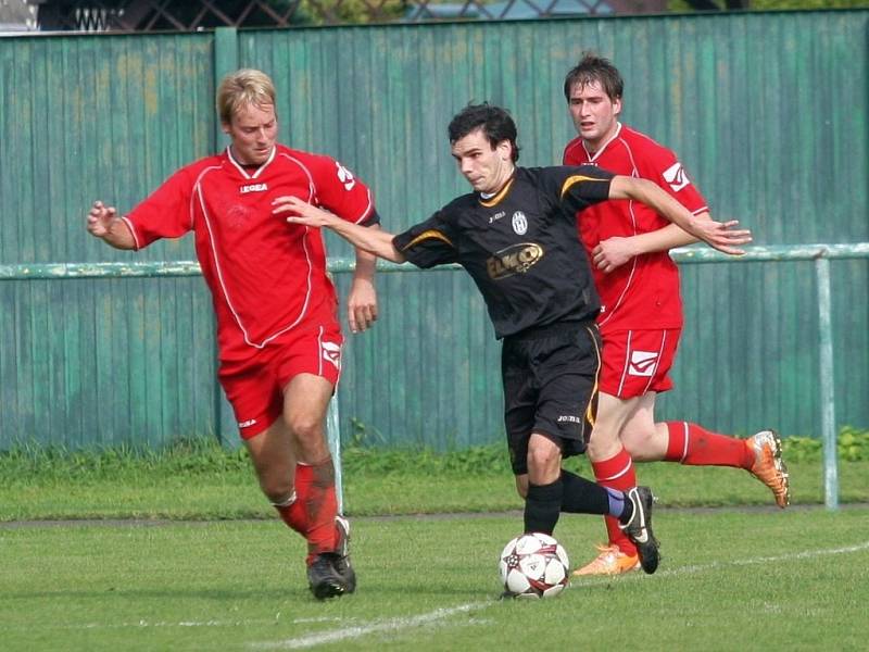 Fotbal II. třída OFS Kroměříž: Holešov B (černí) - Rataje