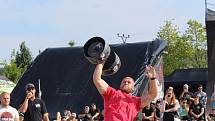 STRONGMAN. Nejsilnější světa bez problému zvedl jednoručku o váze 130 kg.