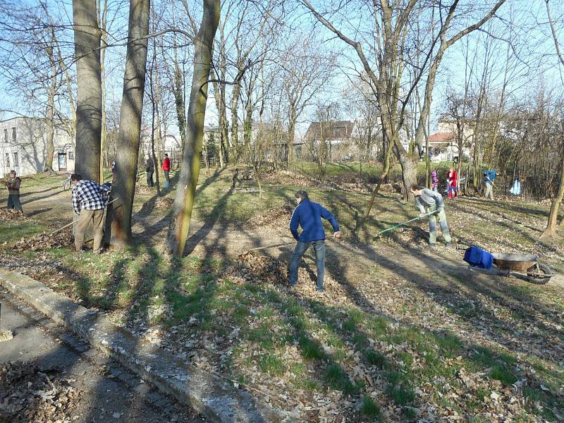 Na čtyři desítky brigádníků se v Holešově připojily k akci Ukliďme Česko: projekt tam organizovalo už popáté volnočasové středisko TyMy se spolkem Proud v Americkém parku.