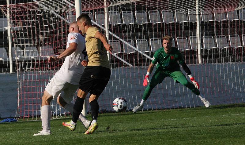 Fotbalisté Kroměříže (červenobílé dresy) v pátečním přípravném zápase hostili prvoligovou Zbrojovku Brno.