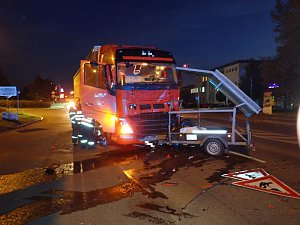 V Kroměříži ve středu boural náklaďák, narazil do vozíku dopravního značení.