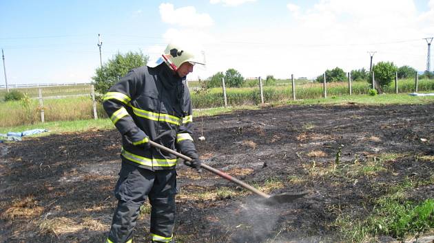 S požárem trávy v Kroměříži si poradili až přivolaní hasiči.