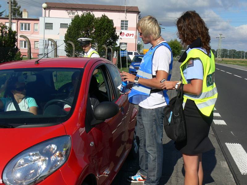 Policejní preventivní akce, která se uskutečnila v úterý, mezi Kroměříží a Hulínem. Kromě policistů se akce zúčastnil také zástupce pivovaru, který řidiče s negativní dechovou zkouškou, odměnil nealkoholickým pivem a informační materiály.