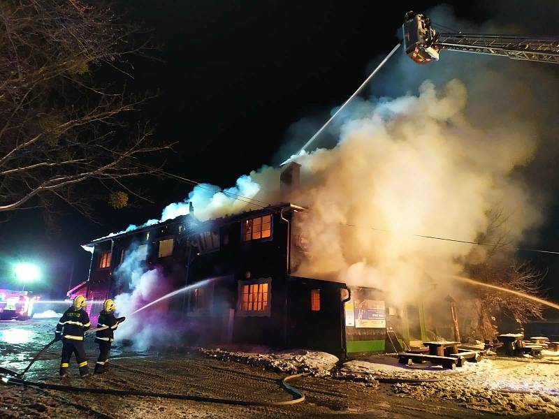 Požár hospody Na Tesáku. zasahovalo 16 jednotek hasičů a těžká technika z Hlučína.