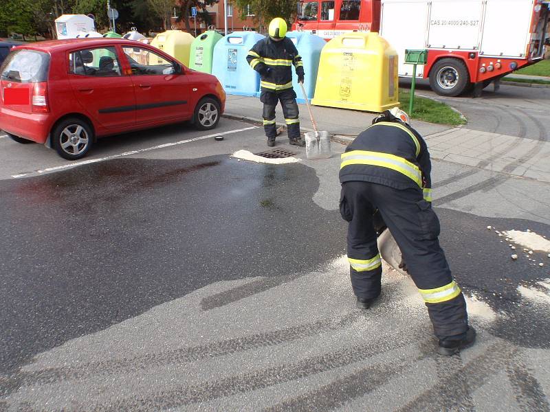 Hasiči řešili v Chropyni únik nafty, příčinu už šetří policie