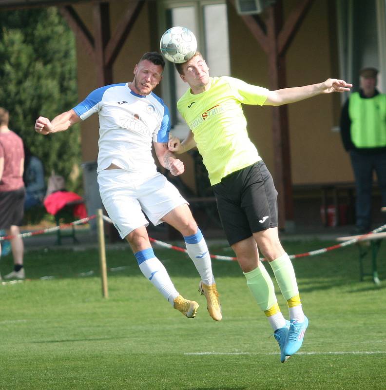 Divizní fotbalisté Skaštic (ve žlutém) v sobotním 20. kole skupiny E doma podlehli vysoko Přerovu 0:5.